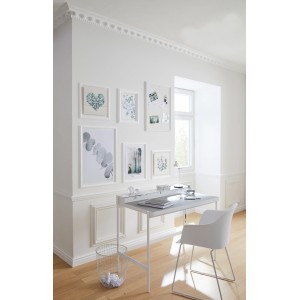 Wohnraum mit Zierprofil Gloria Weiß an der Decke und Wand.