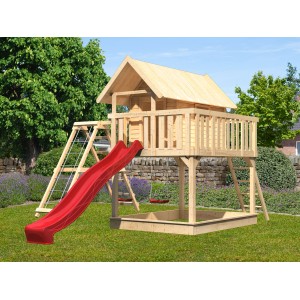 Karibu Stelzenhaus Fidel mit Doppelschaukel, roter Rutsche und Netzrampe aus naturbelassenem Holz.