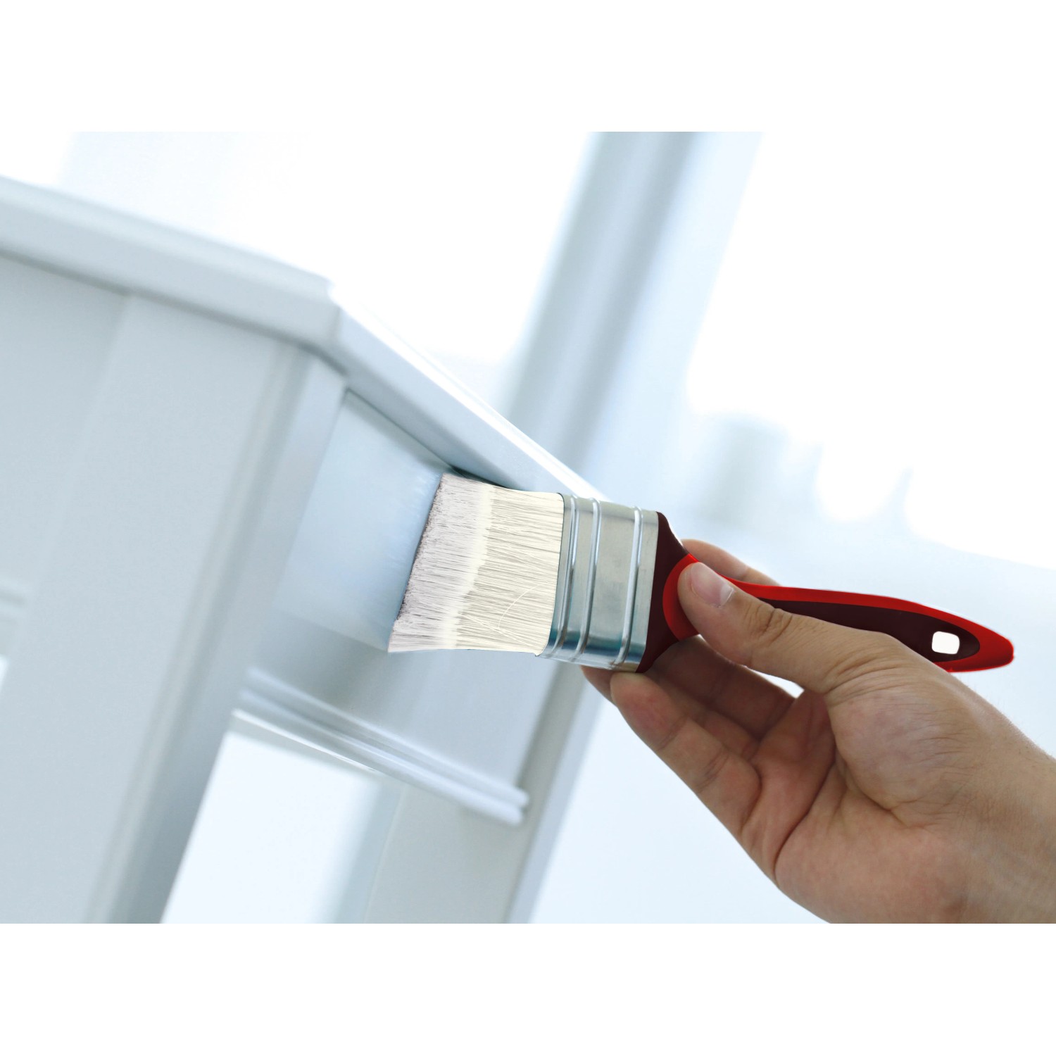 Hand lackiert mit Pinsel aus dem 6-teiligen Pinsel-Set einen weißen Tisch.