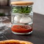 Ooni Stapelgefäß-Set aus Glas mit Bambusdeckel, gefüllt mit Zutaten für Pizza.