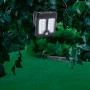 Schwarze Solar LED Gartenleuchte mit Clip-on an einem Ast befestigt.