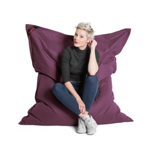 Sitting Point Sitzsack Big Foot Scuba, 380 l, Aubergine mit sitzender Person.