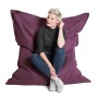 Sitting Point Sitzsack Big Foot Scuba, 380 l, Aubergine mit sitzender Person.