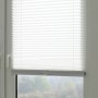 Weißes Gardinia Easy Fix Plissee Tag und Nacht am Fenster, individuell verstellbar.