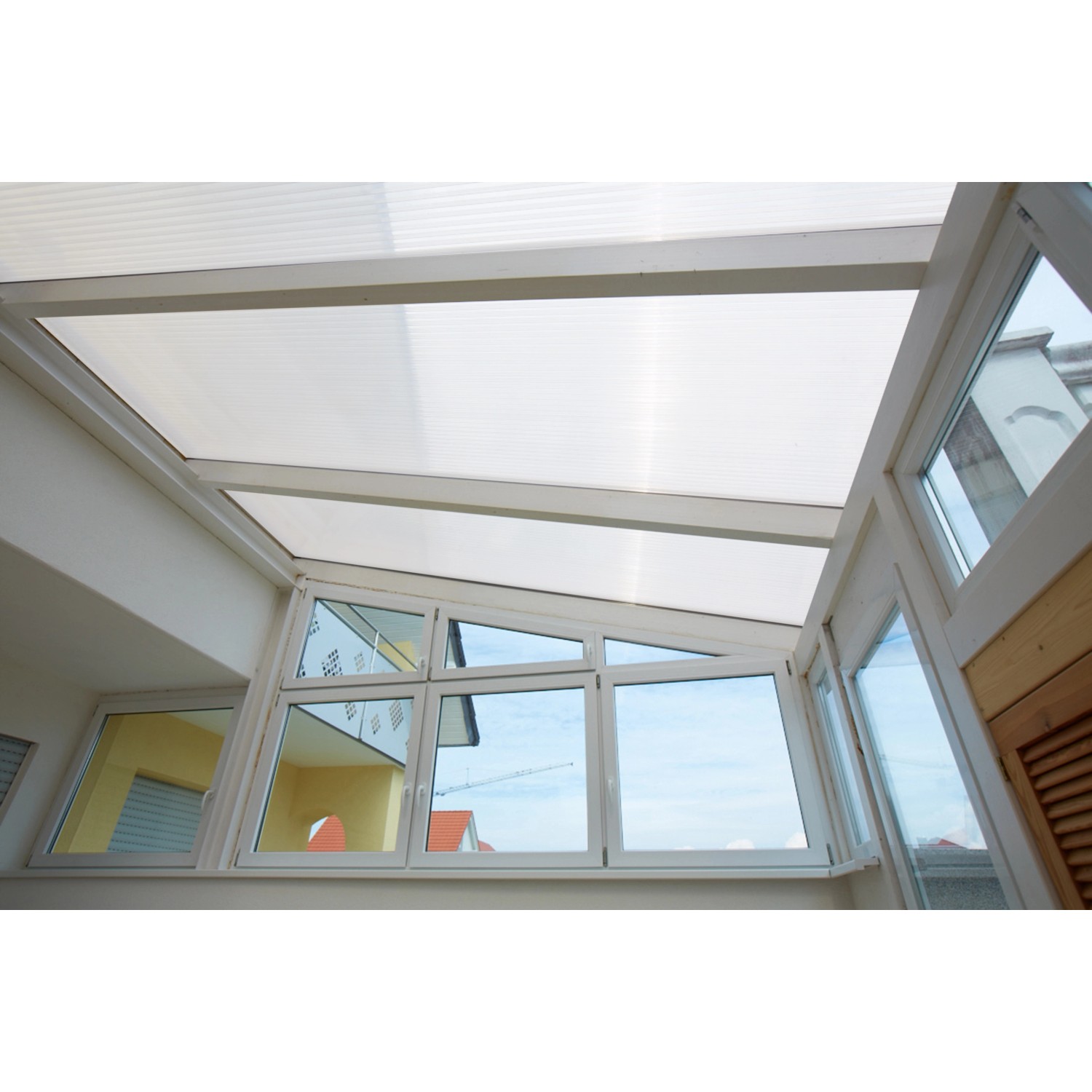 Helle Hohlkammerplatte Thermo Sun als Kunststoffbedachung für Wintergarten.