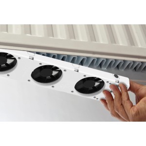 SpeedComfort Heizkörperventilator Trio-Set (ab 120cm) wird an einem Heizkörper montiert.