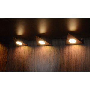 3er Set LED-Dreieckleuchten in Silber unter einem Schrank, warmweißes Licht.