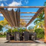 Pavillon Pergola Gazebo Florenz Wood mit Sonnensegel und Sitzgruppe im Garten.