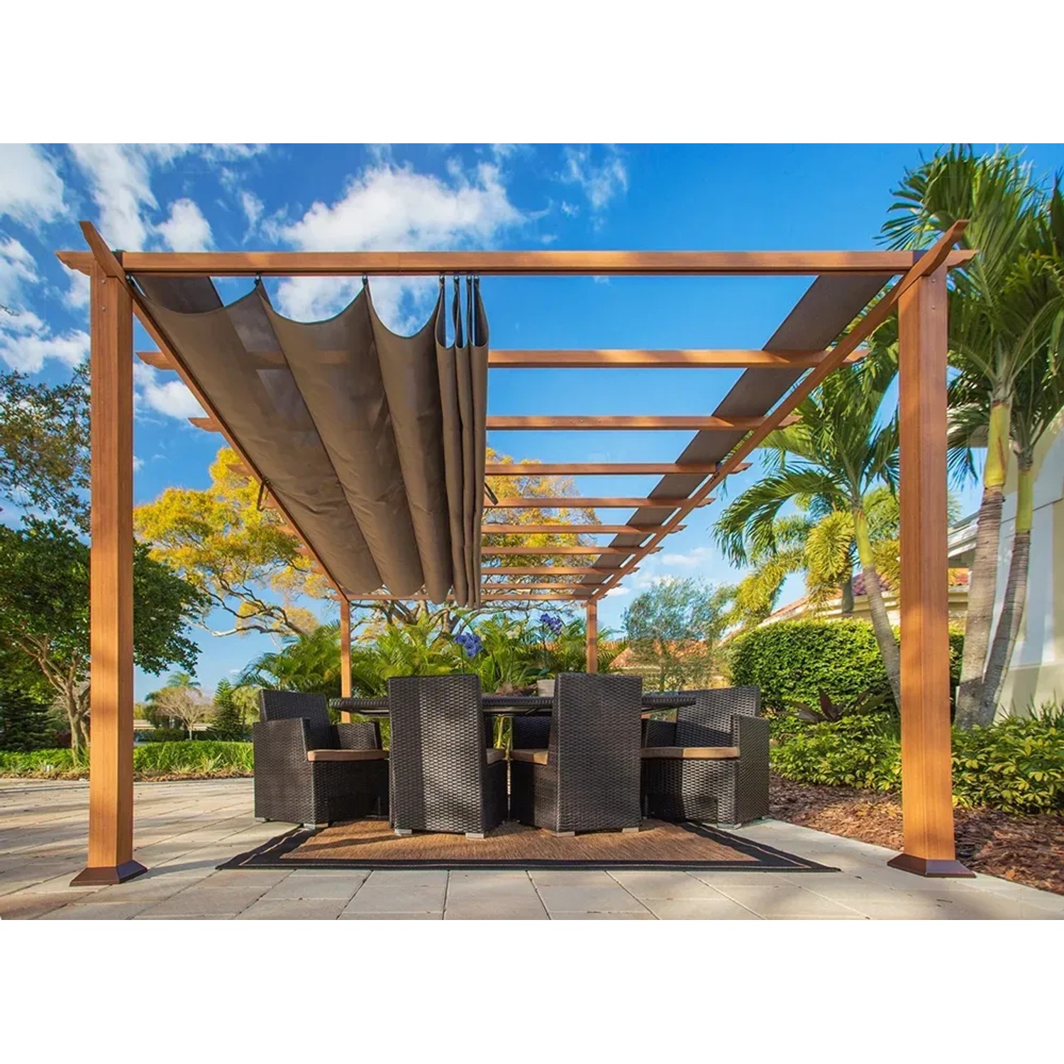 Pavillon Pergola Gazebo Florenz Wood mit Sonnensegel und Sitzgruppe im Garten.