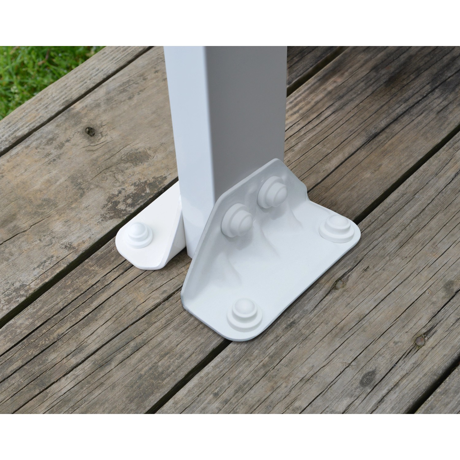 Detailaufnahme: Weiße Pfostenbefestigung der Palram Canopia Terrassenüberdachung auf Holzterrasse.