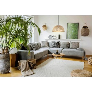 Eglo Pendelleuchte Claverdon, Ø 37 cm, schwarz/natur im Wohnzimmer mit Rattanschirm.