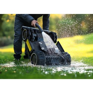 Mammotion Luba Mini AWD 800 Mähroboter wird mit Wasser gereinigt.