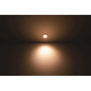 Weißer, runder Philips LED-Einbauspot Dive mit warmweißem Licht an der Decke.