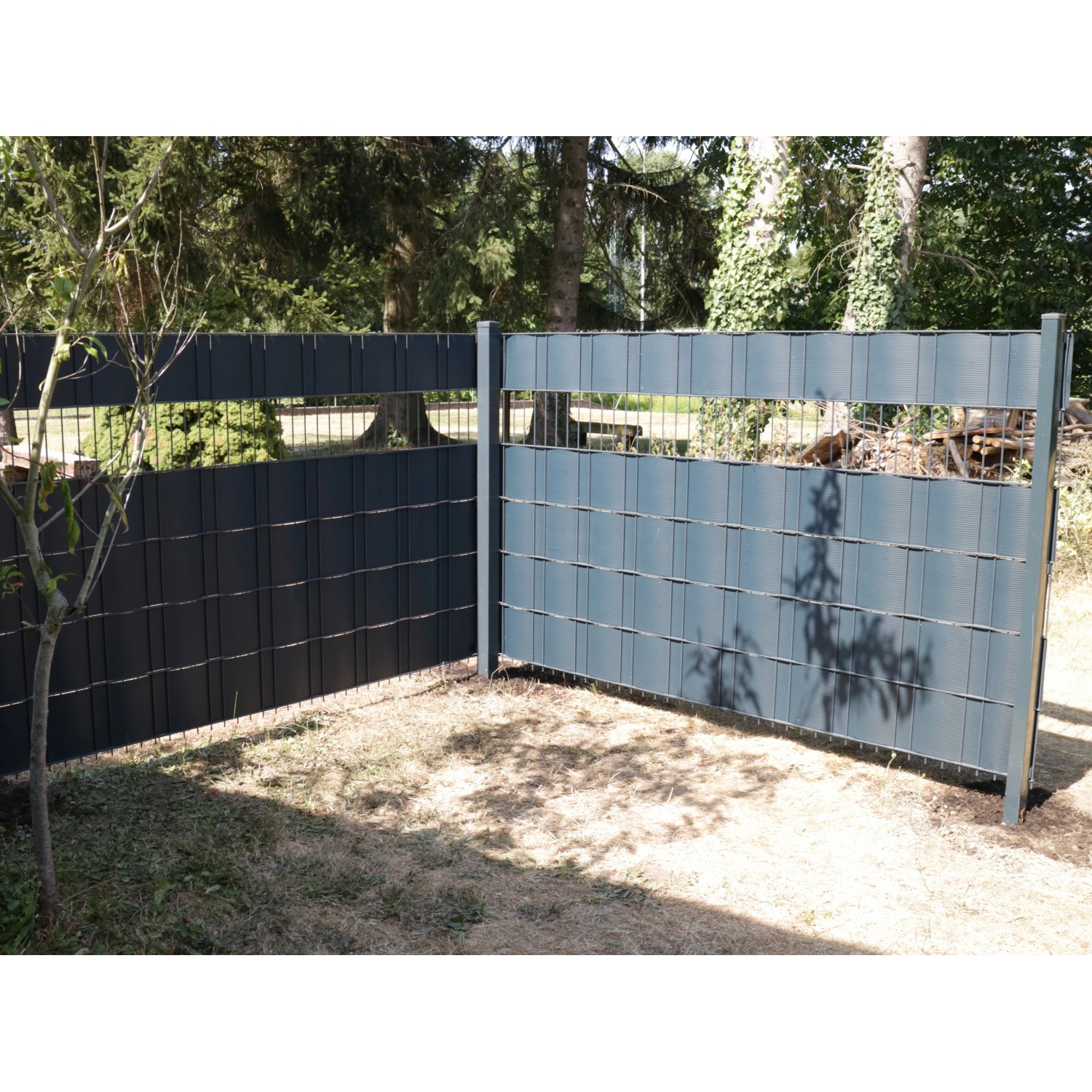 Doppelstabmattenzaun aus verzinktem Metall, 83x201 cm, zur Grundstückseinzäunung.