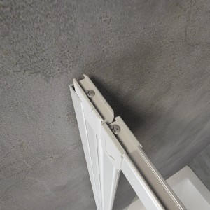 Detailaufnahme: Schulte Badewannenaufsatz, 3-teilig, Alu-Natur, Echtglas klar, Scharniere sichtbar.