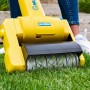 Gloria Rasenlüfter im Einsatz: Entfernt Rasenfilz und Moos für einen gesunden Rasen.