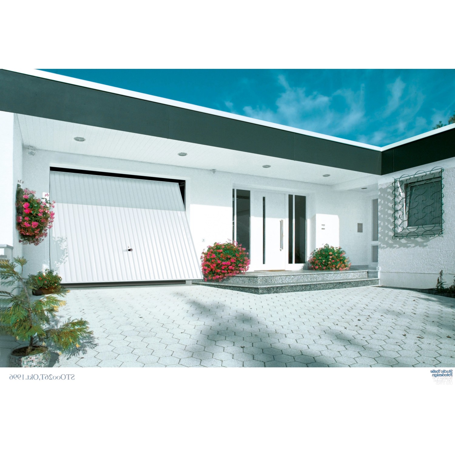 Weißes Hörmann Schwingtor Berry Pearlgrain, teilweise geöffnet, an einer Garage.