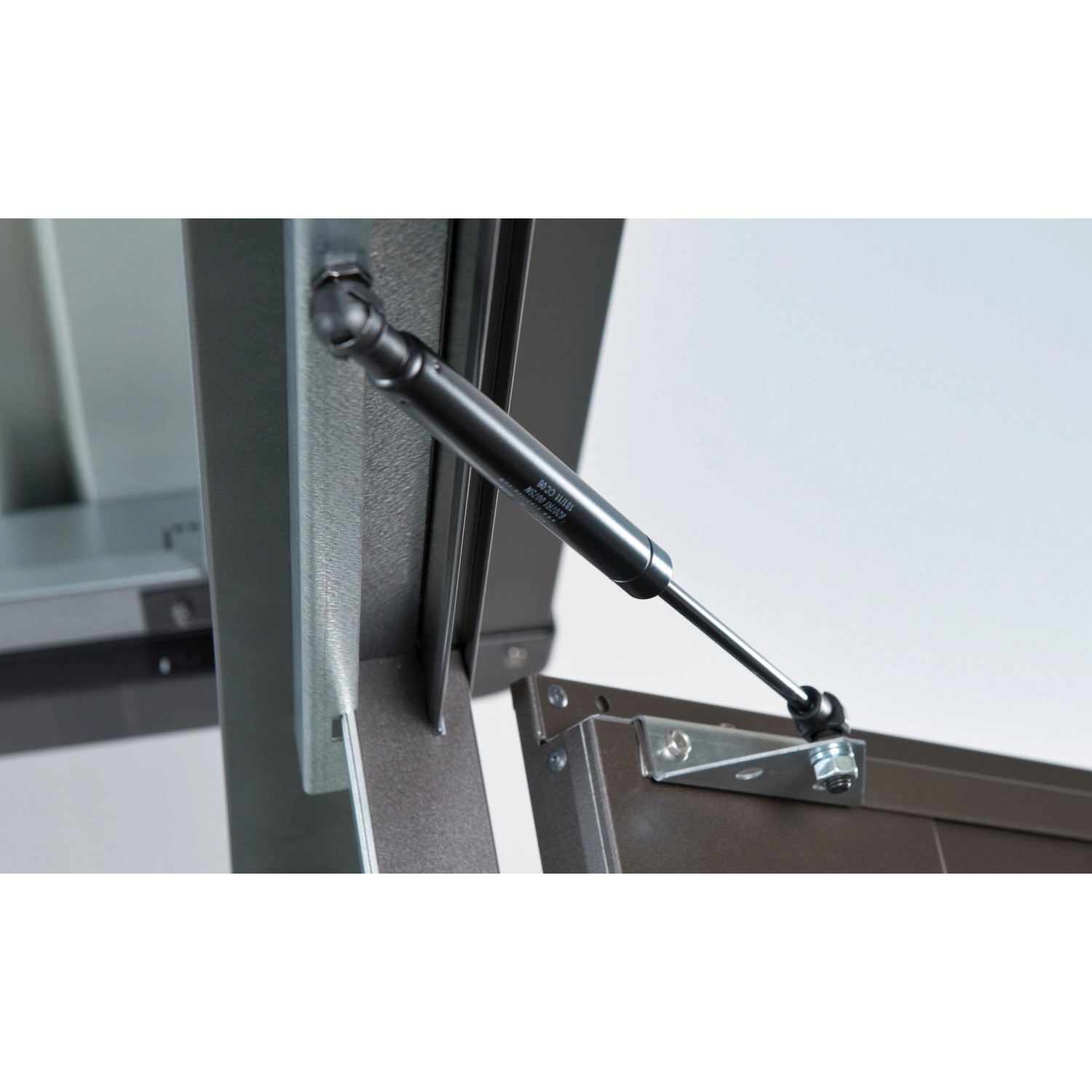 Detailaufnahme Gasdruckfeder am Biohort Gerätehaus HighLine Quarzgrau-Metallic