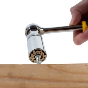 Universal Steckschlüssel Multigrabber im Einsatz mit Schraube in Holz.