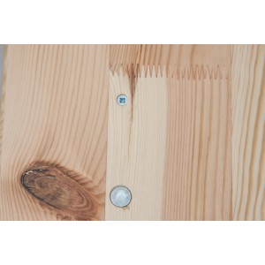 Detailansicht: Kiefernholzplatte der Fun Star Bierzeltgarnitur, natur lackiert.