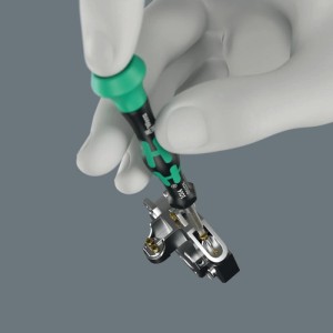 Wera Tooltüte 4.0 Werkzeugset: Feinmechaniker schraubt mit Schraubendreher.