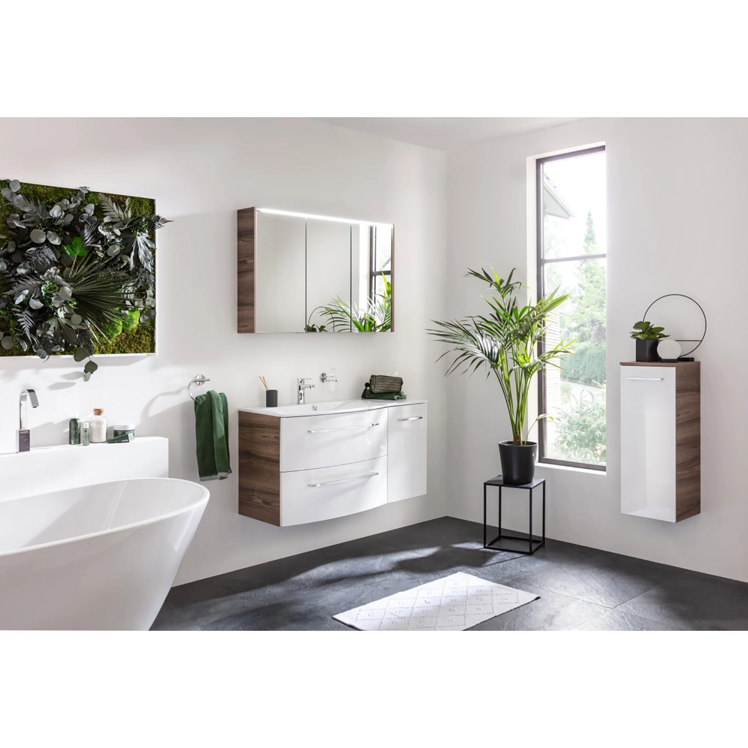 Fackelmann LED-Spiegelschrank Verona, 110 cm, 3-türig, Nussbaum, im modernen Badezimmer.