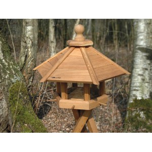 Dobar Vogelhaus Anflug aus Eichenholz mit sechs Anflugstangen im Garten.