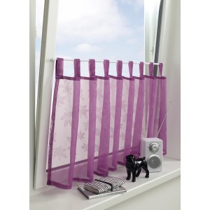 Gardinia Vitragestange mit Schlaufen und lila Fensterbehang am Fenster.