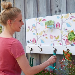 A.S. Creation Pop.up-Panel Eulen Rosa mit Frau und Gartengeräten an Wand montiert.