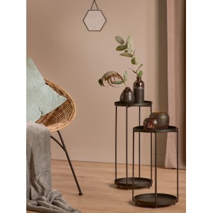 Schwarze Keramik Vase Minimalist Zen, 12,8 cm hoch, auf einem Beistelltisch. Dekorative Inneneinrichtung.
