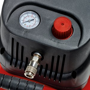 Detailaufnahme: Einhell Kompressor TC-AC 200/24/8 mit Manometer, Druckregler und Schnellkupplung.
