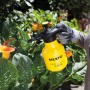 Gelber Drucksprüher Mesto Bugsi 360° mit 1,5 l beim Bewässern von Pflanzen.