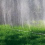 Gardena Schlauch-Regner 15m bewässert Rasen mit feinem Sprühregen.