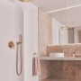Ideal Standard Brausehalter Idealrain Atelier, rund, Brushed Gold, im Badezimmer.