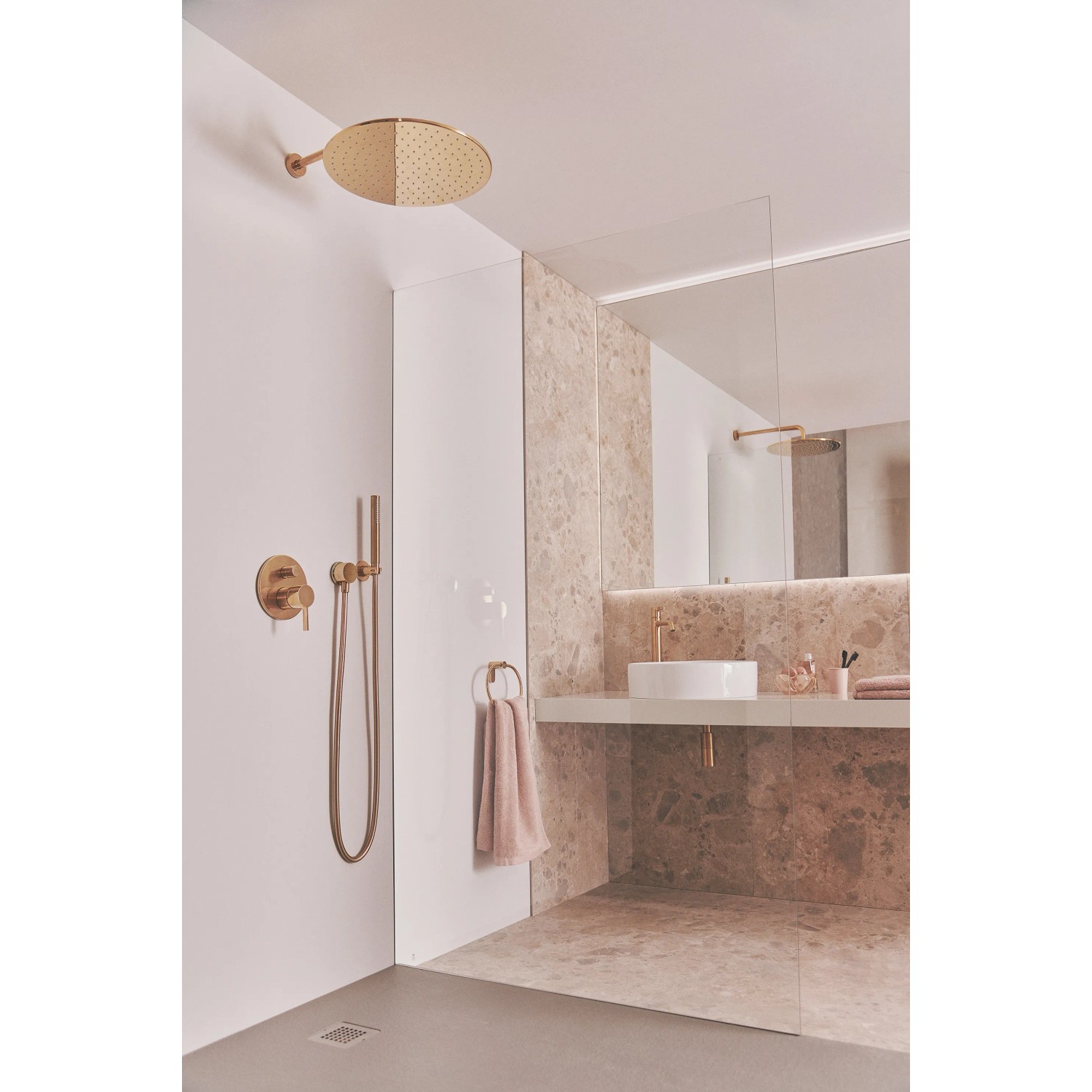 Ideal Standard Brausehalter Idealrain Atelier, rund, Brushed Gold, im Badezimmer.