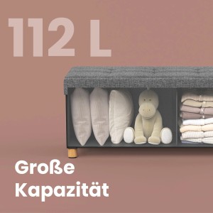 Graue Songmics Sitzbank Melisa mit Stauraum (112L), gefüllt mit Kissen, Stofftier und Kleidung.