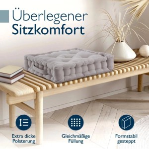 Beautissu Mila Stuhlkissen 50x50 Taupe 4er-Set auf Holzbank.