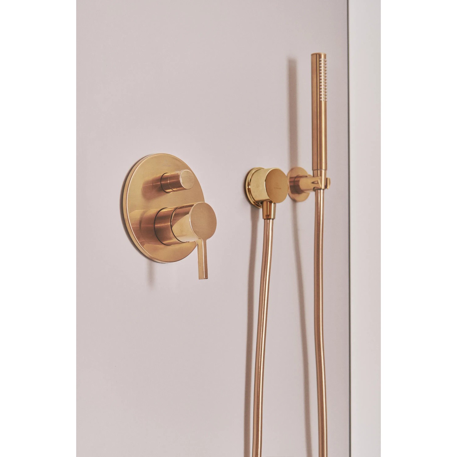 Ideal Standard Brausehalter Idealrain Atelier, rund, gebürstetes Gold, mit Handbrause.
