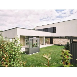 Biohort Gewächshaus Florentina Maxi, Quarzgrau-Metallic, mit Pflanzen im Garten.
