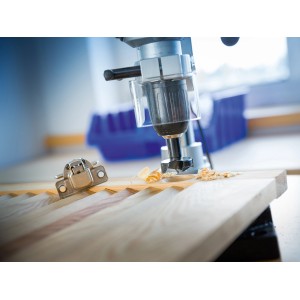 LUX Scharnierlochbohrer Comfort Ø 35 mm beim Bohren eines Scharnierlochs in Holz.