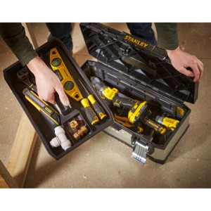 STANLEY Werkzeugbox Metall-Kunststoff 23 offen. Person entnimmt Trage mit Handwerkzeugen. Koffer mit Elektrowerkzeugen.