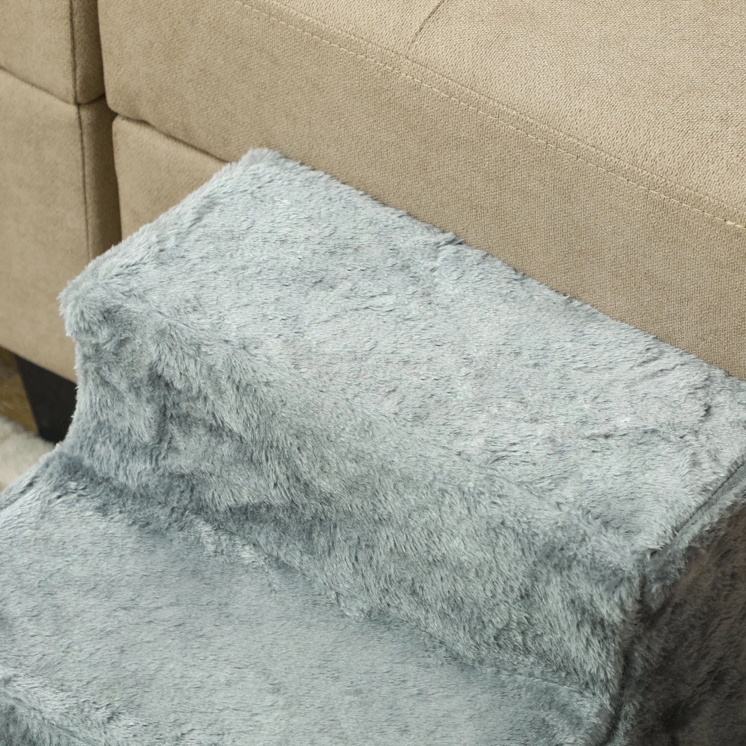 PawHut Haustiertreppe, hellgrauer Plüsch, oberste Stufe neben Sofa. Komfortable Hundetreppe für kleine Tiere.