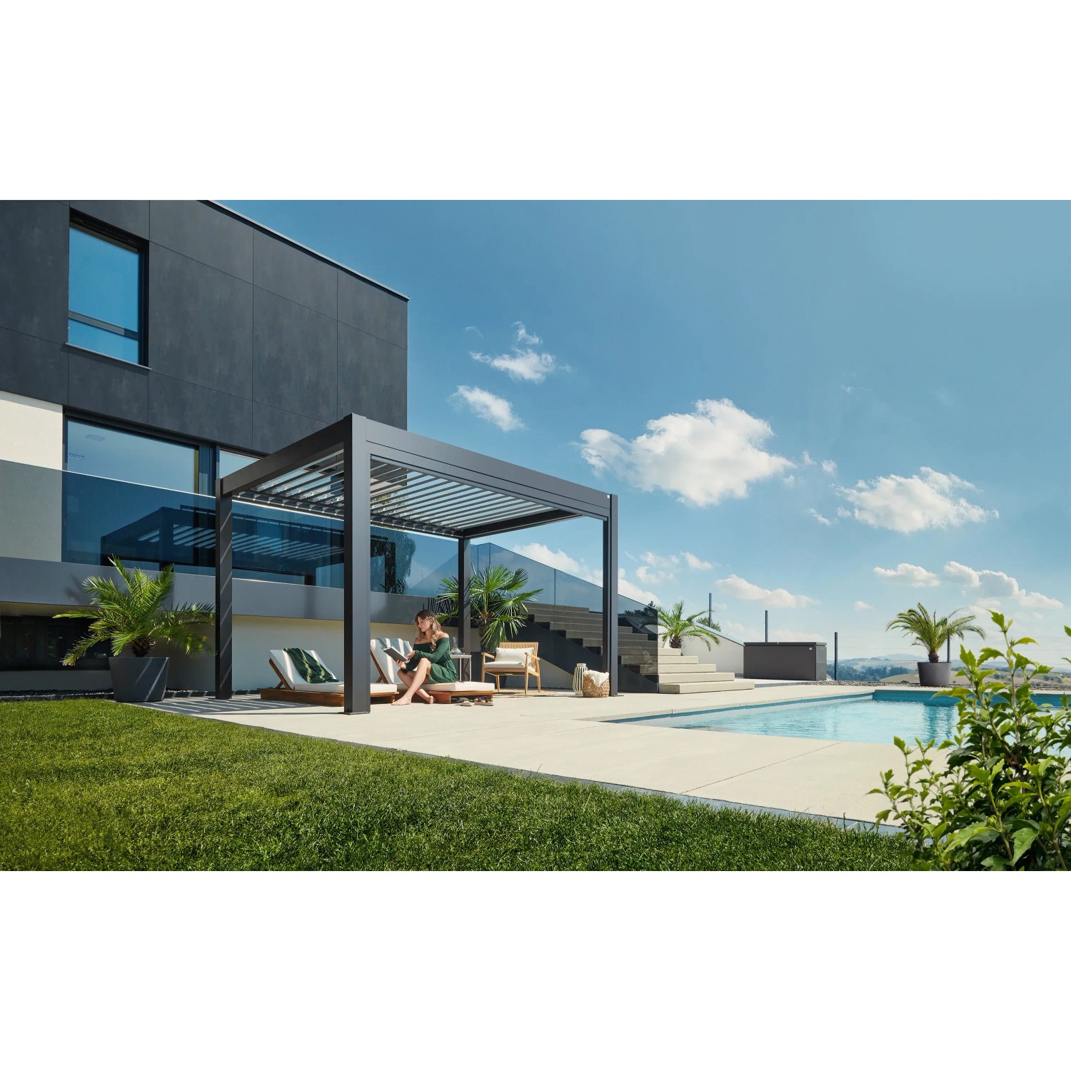 Moderne Biohort Pergola in Quarzgrau/Silber-Metallic auf Terrasse mit Pool und Garten.