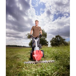 Al-Ko Benzin-Balkenmäher BM 875 IV Comfort im Einsatz auf einer Wiese.