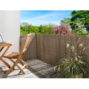 Floraworld Kunststoff-Sichtschutzmatte in Sand-Optik auf Balkon mit Holzmöbeln und Bepflanzung.