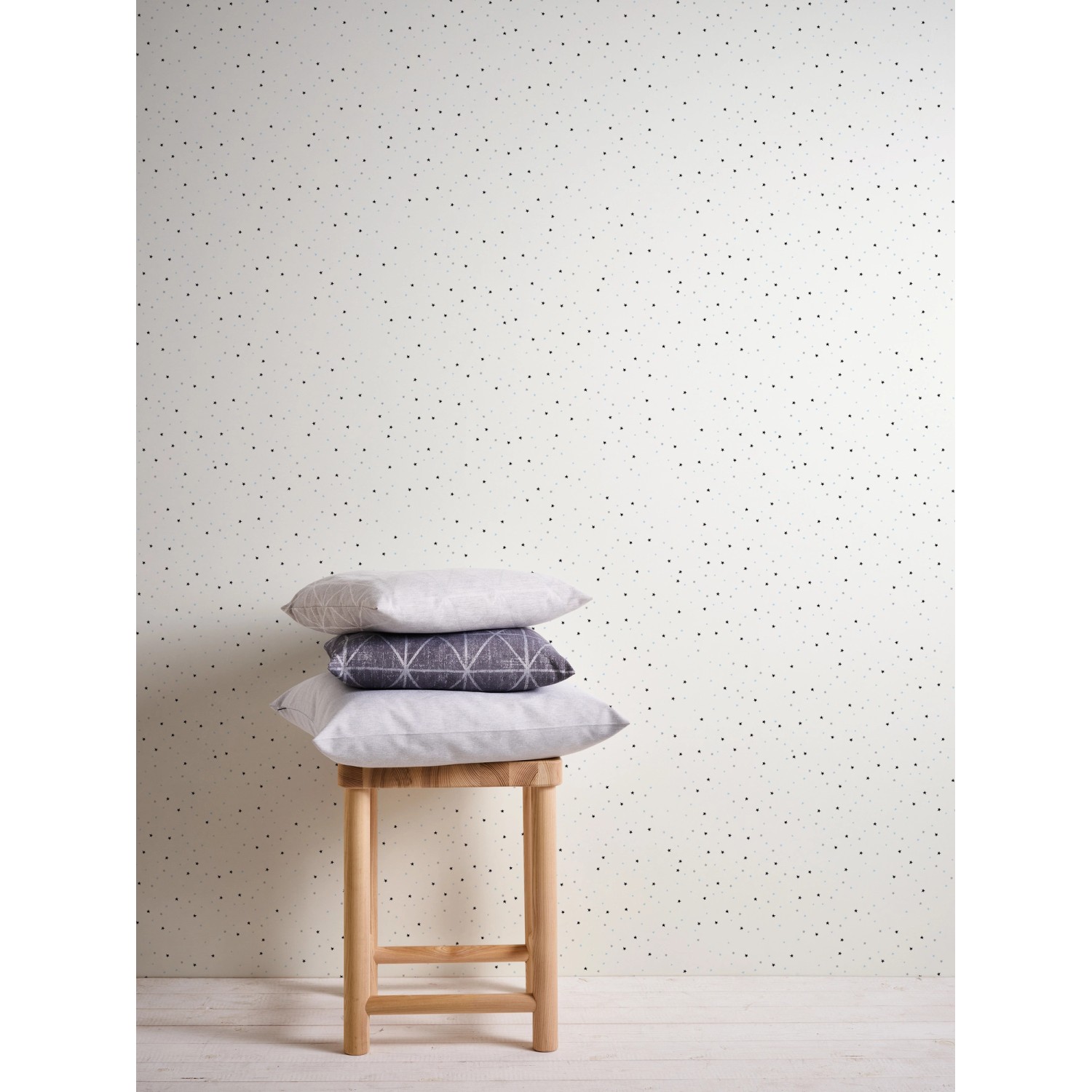 Vliestapete Sterne in Blau und Weiß als Kinderzimmertapete mit Punktmuster.