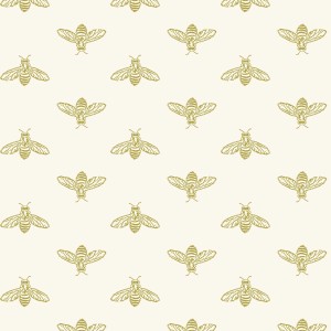 Joules Vliestapete mit Block Print Bienenmuster in Antikgold und Gelb auf hellem Grund.