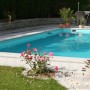 Rechteckiger Steinbach Styropor Pool-Set Highlight de Luxe im Garten mit Randsteinen und Bepflanzung.