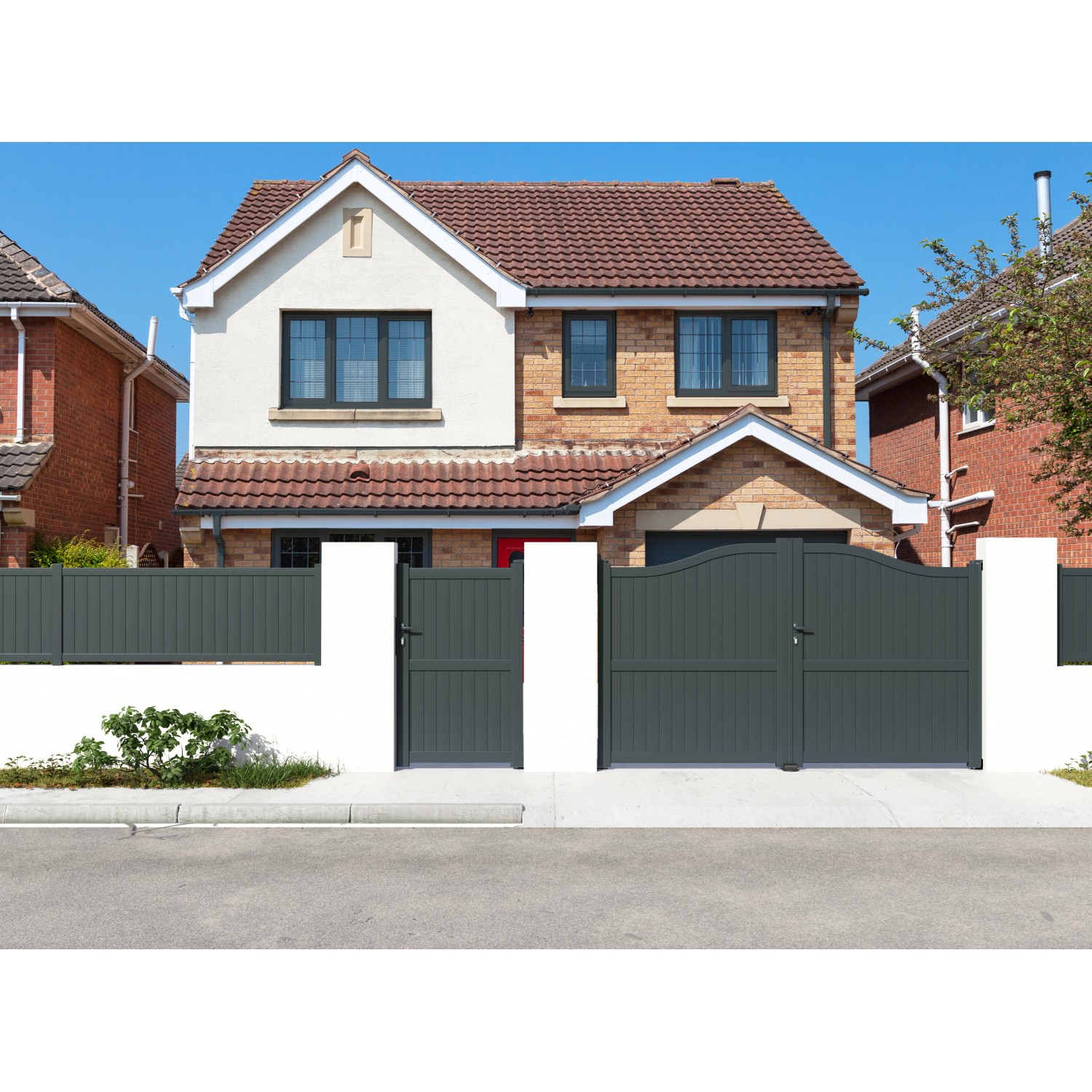 Doppelflügeliges Hoftor Adaufe in Anthrazit, 306x183 cm, vor einem Wohnhaus.