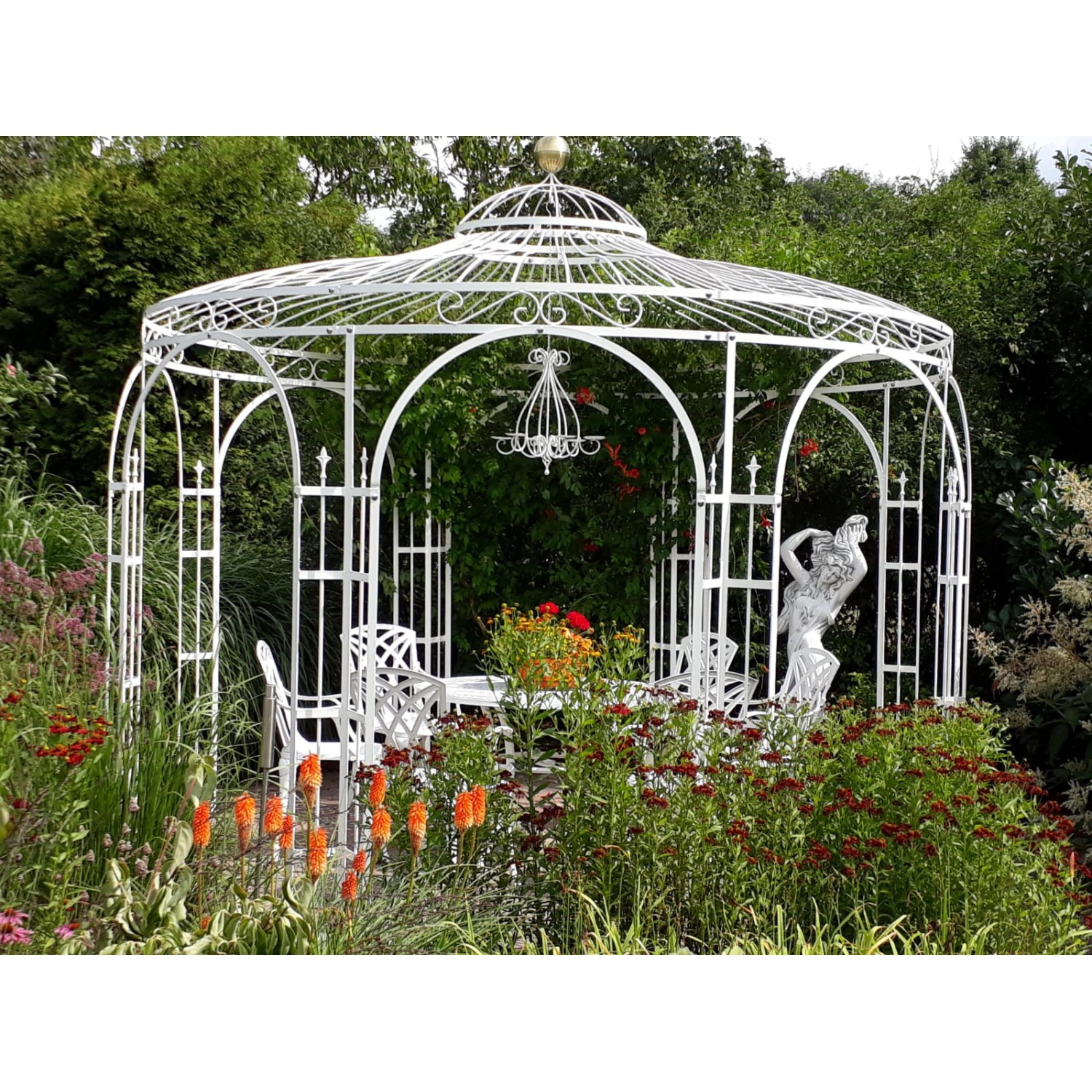 Eleo Pavillon Florenz, pulverbeschichtet, weiß, aus Metall, mit Tisch und Stühlen im Garten.